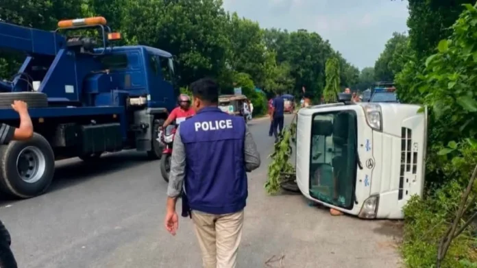 পুলিশের পিকআপ উল্টে সদস্য নিহত, আহত-১০