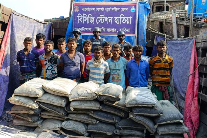 মিয়ানমারে পাচারকালে ৫৯৫ বস্তা সিমেন্টসহ ১২ পাচারকারী আটক