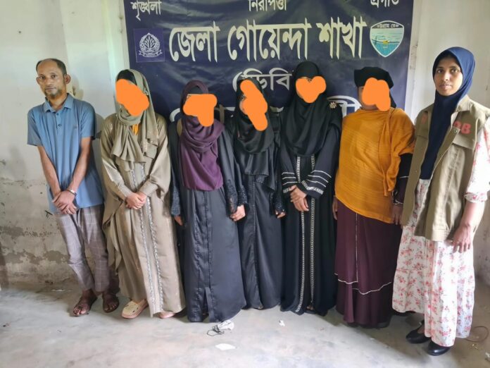নোয়াখালীতে দুই আবাসিক হোটেল থেকে ১৮ নারী-পুরুষ গ্রেপ্তার