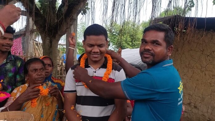 দিনমজুর বাবার সংগ্রাম পেরিয়ে জজ হলেন চাঁপাইনবাবগঞ্জের কাজল