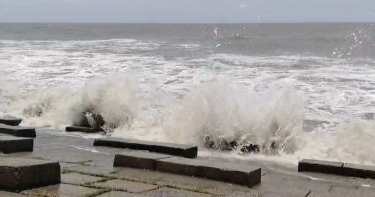 সুস্পষ্ট লঘুচাপে উত্তাল বঙ্গোপসাগর, উপকূলে বৃষ্টিপাত, নদী বন্দরে ০১ নম্বর ও পায়রাসহ সকল সমুদ্র বন্দরে ০৩ নম্বর সতর্ক সংকেত