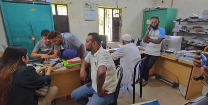 কলাপাড়ায় এসিল্যান্ডের স্বাক্ষর জাল করে মিউটিশন, দলিল লেখকের সহকারী আটক