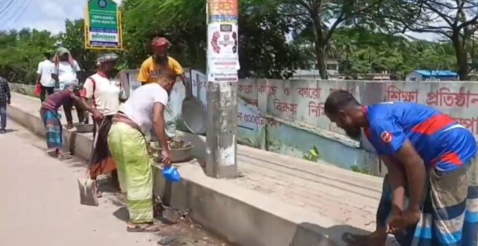 কলাপাড়ায় বিনা পারিশ্রমিকে স্বেচ্ছায় সড়ক ও ড্রেন পরিচ্ছন্নতা, এবার আন্ধারমানিক সেতু পরিচ্ছন্নতা অভিযানে কৃষকরা