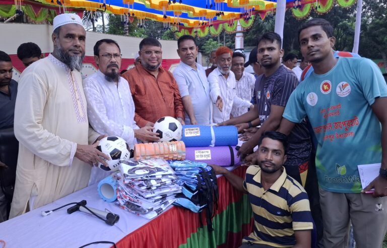 জয়পুরহাটে মাদকমুক্ত সমাজ গড়তে শিক্ষার্থীদের মাঝে ক্রীড়া সামগ্রী বিতরণ