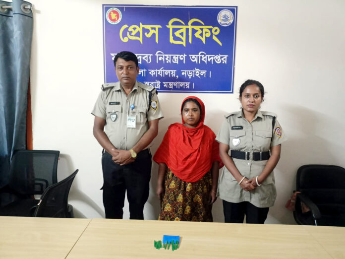 নড়াইলে ইয়াবাসহ স্ত্রী আটক, স্বামী পলাতক