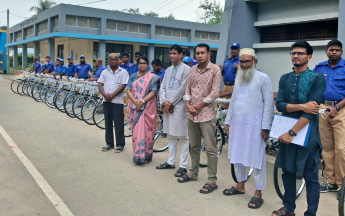 সাপাহারে ৫৫ জন গ্রাম পুলিশ পেলেন সরকারি বাইসাইকেল