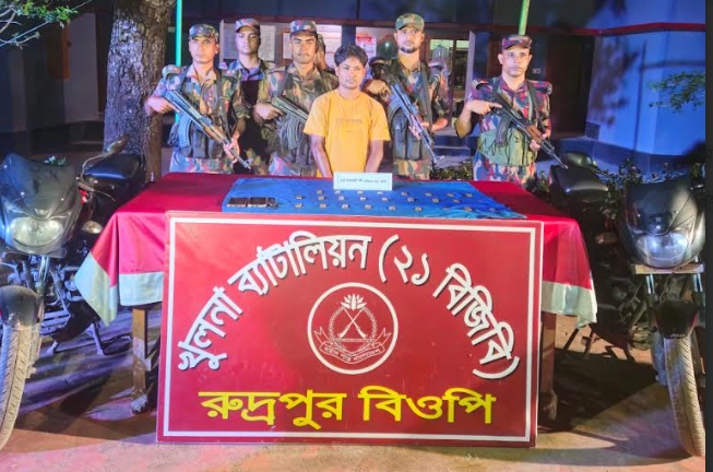 ৭ পঞ্চাশ কোটি টাকার স্বর্ণের বারসহ পাচারকারী আটক