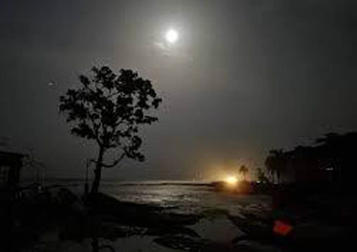 কৃত্রিম আলো নয়, চাঁদের আলোতেই টাঙ্গুয়ার হাওরের সৌন্দর্য