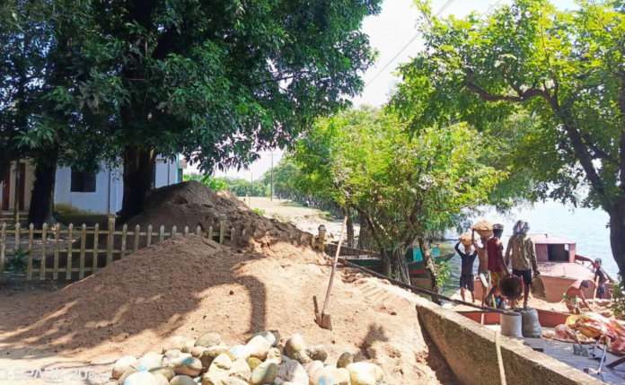 প্রশাসনের দোরগোড়ায় অবৈধ বালুর স্তূপ, তাহিরপুরে তোলপাড়
