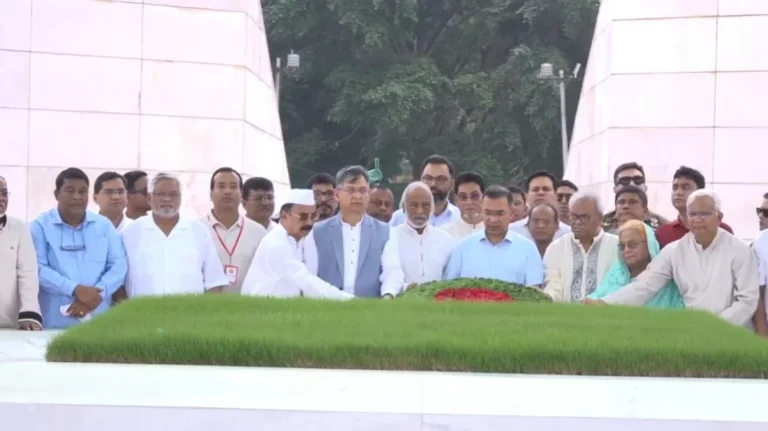 জিয়াউর রহমান ও খালেদা জিয়ার সমাধিতে শ্রদ্ধা তারেক রহমানের