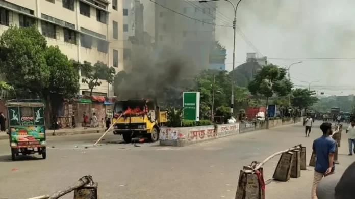 মিরপুরে হকার উচ্ছেদ ঘিরে পুলিশের গাড়ি ভাঙচুর, সিটি কর্পোরেশনের গাড়িতে আগুন