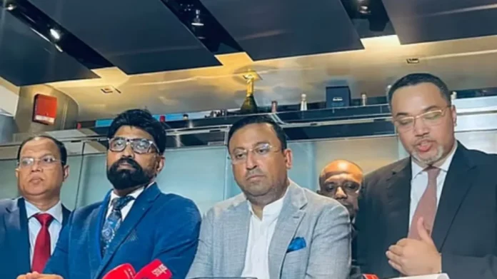 প্রধানমন্ত্রীর উপদেষ্টা মাহদী আমিন নিউইয়র্কের গ্র্যান্ড হায়াত হোটেলের লবিতে আয়োজিত এক সংবাদ সম্মেলনে কথা বলেন। ছবি : বাসস