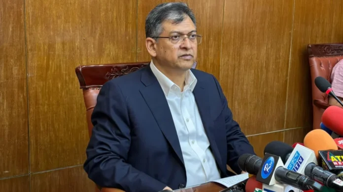 স্বরাষ্ট্র মন্ত্রণালয়ে সাংবাদিকদের সঙ্গে আলাপকালে স্বরাষ্ট্রমন্ত্রী সালাহউদ্দিন আহমদ। ছবি: সংগৃহীত