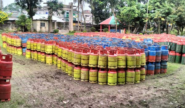 ২ হাজার ৪২ গ্যাস সিলিন্ডার জব্দ লাইসেন্সের ৫০ গুণের বেশি সিলিন্ডার মজুদের অভিযোগ