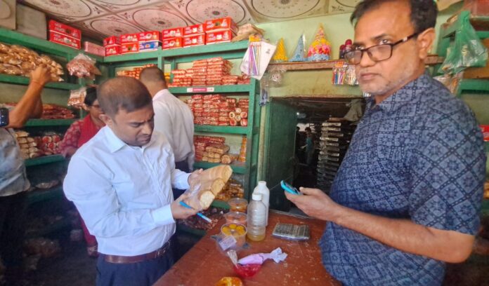 খাদ্যপণ্যে রং মেশানো ও ওজনে কম দেওয়ায় নড়াইলে তিন বেকারিকে জরিমানা