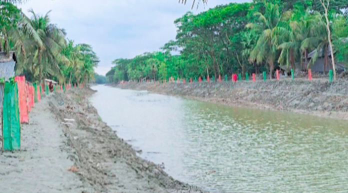 কলাপাড়ায় স্বনির্ভর খাল পুন: খনন, স্বস্তি ফিরেছে কৃষকের মাঝে