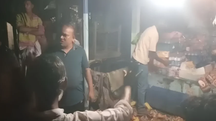 বাকিতে সিগারেট না দেয়ায় দোকানে পেট্রোল ঢেলে ব্যবসায়ীকে পুড়িয়ে মারার চেষ্টা: গ্রেপ্তার বখাটে