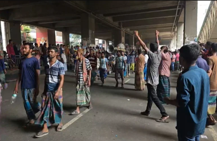 বিদ্যুৎ সংযোগ বিচ্ছিন্ন ও হয়রানির প্রতিবাদ: প্রেস ক্লাবের সামনে অটোচালকদের সড়ক অবরোধ, ঢাকাজুড়ে তীব্র যানজট