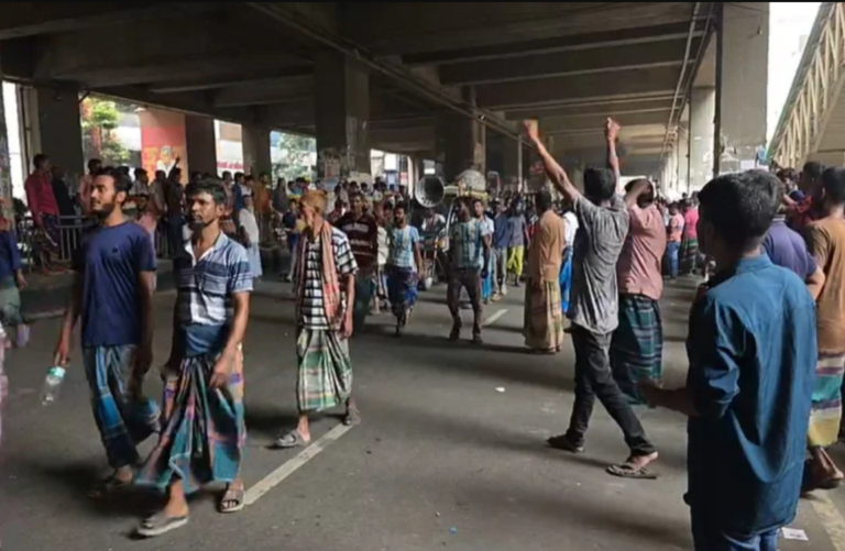 বিদ্যুৎ সংযোগ বিচ্ছিন্ন ও হয়রানির প্রতিবাদ: প্রেস ক্লাবের সামনে অটোচালকদের সড়ক অবরোধ, ঢাকাজুড়ে তীব্র যানজট