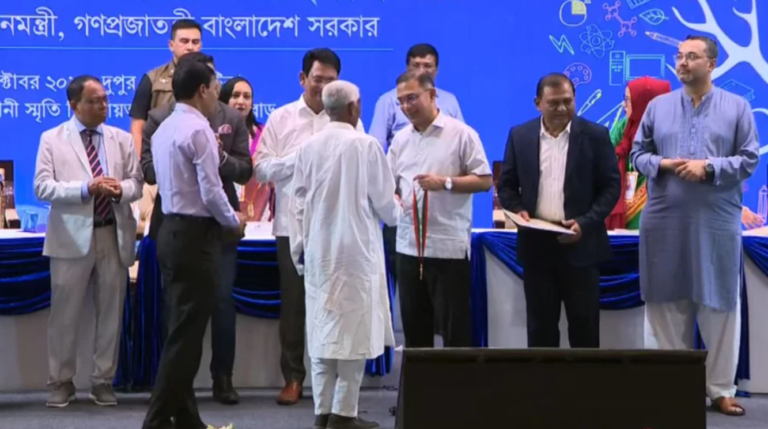 বিশ্ব শিক্ষক দিবসে ১০২ শিক্ষককে পদক দিলেন তারেক রহমান