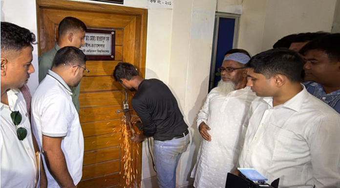 রামেবি উপাচার্যের কক্ষের তালা খুলে দিল প্রশাসন, আলামত সংগ্রহ