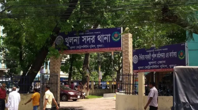 খুলনায় অভিযান শেষে রিকশায় ফিরতে গিয়ে ছিনতাইকারীর মুখে পুলিশ পরিদর্শক: ছুরিকাঘাতে রক্তাক্ত, আশঙ্কাজনক অবস্থায় ঢাকায় স্থানান্তর