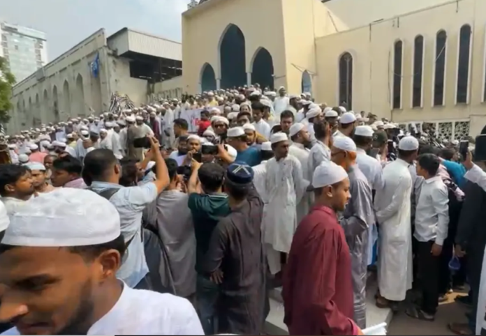 বায়তুল মোকাররমের খতিব অপসারণের গুঞ্জনে চরম উত্তেজনা: জামায়াতবিরোধী স্লোগানে উত্তাল পল্টন