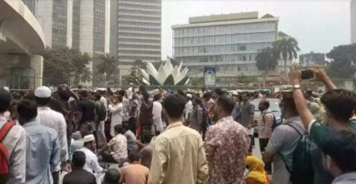 প্রশ্নফাঁসের অভিযোগে যুব উন্নয়নের পরীক্ষা স্থগিত: রাজধানীজুড়ে বিক্ষুব্ধ পরীক্ষার্থীদের সড়ক অবরোধ, তিন দফা দাবি