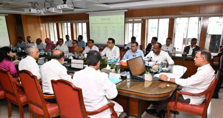 জনগণের অর্থের প্রতিটি পয়সা যেন জনকল্যাণে ব্যয় হয়: সরকারি কর্মকর্তাদের সতর্ক থাকার নির্দেশ প্রধানমন্ত্রীর