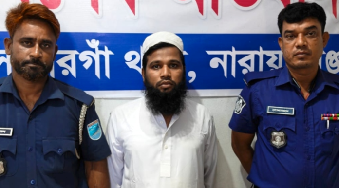 সোনারগাঁয়ে ৯ বছরের শিক্ষার্থীকে বলাৎকার: অভিযুক্ত মাদ্রাসা শিক্ষককে পিটুনি দিয়ে পুলিশে সোপর্দ