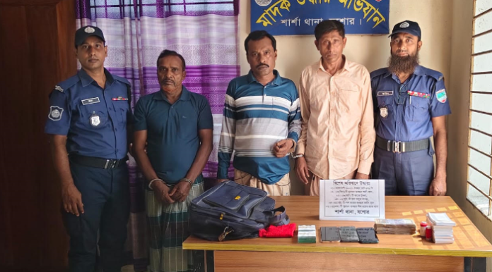 শার্শায় প্রতারক চক্রের ৩ সদস্য আটক, নগদ টাকাসহ সরঞ্জাম উদ্ধার