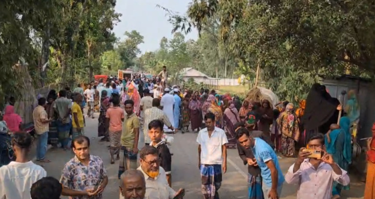 রৌমারীতে ধানবোঝাই ট্রাকে পিষে গেল অটোরিকশা: শিশুসহ একই পরিবারের ৪ জনসহ নিহত ৫