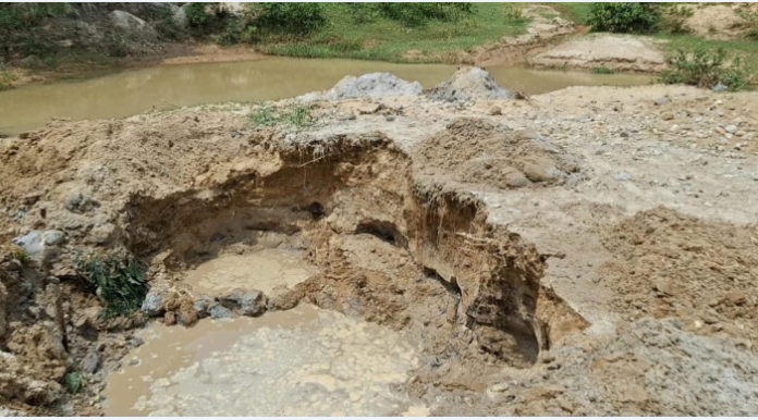 শেরপুরে গারো পাহাড়ে ইজারা বন্ধ, থামেনি বালু-পাথর লুটপাট