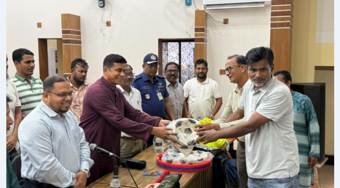 অগ্নিকাণ্ডে ক্ষতিগ্রস্তদের মাঝে ঢেউটিন ও চেক এবং খেলা সামগ্রী বিতরণ করলেন পানিসম্পদ প্রতিমন্ত্রী
