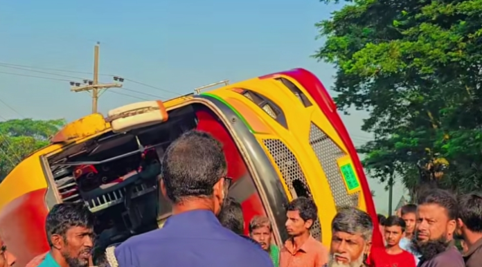 কলাপাড়া -কুয়াকাটা মহাসড়ক ইমরান পরিবহন উল্টে রাস্তার বাইরে, আহত -৩০