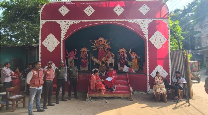 রংপুর নগরীর ঠিকাদারপাড়ায় দুর্গামন্দিরের প্রতিমা শুক্রবার দুপুর পর্যন্ত বির্সজন দেয়া হয়নি