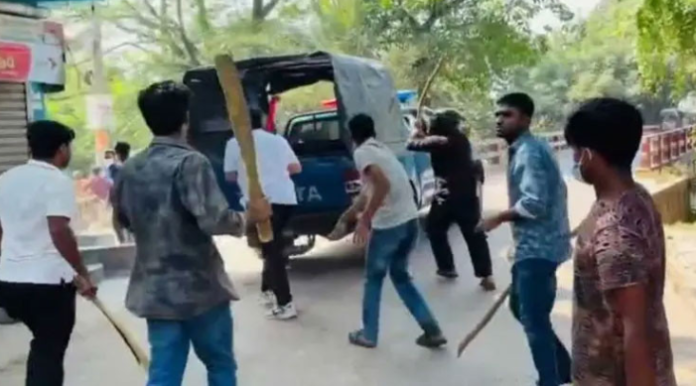 গোপালগঞ্জে নিষিদ্ধ ঘোষিত ছাত্রলীগের ফিল্ম স্টাইলে তাণ্ডব: পুলিশের গাড়িতে হামলা, ভিডিও ফেসবুকে প্রচার!