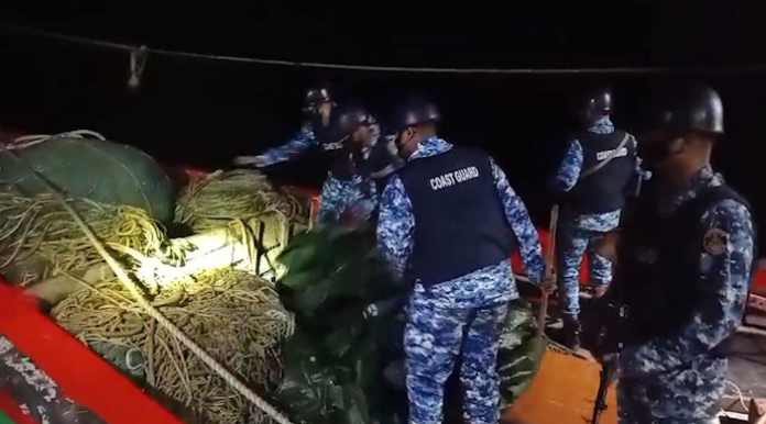 মহিপুরে অবৈধ ট্রলিং বোটসহ ৩ জেলে আটক