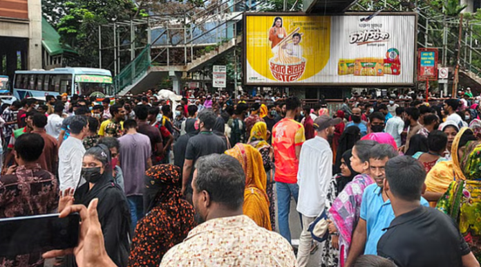 ‘মজুরি ৩০ হাজার টাকা চাই’: পোশাক শ্রমিকদের দ্বিতীয় দিনের অবরোধে স্তব্ধ মিরপুর, স্তব্ধ নগরী