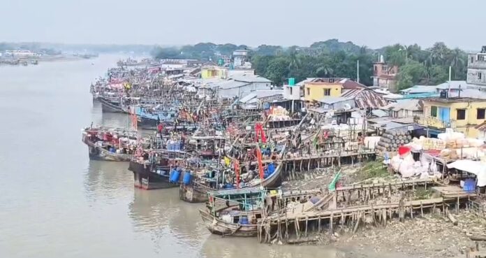 মধ্যরাত থেকে শুরু হচ্ছে ইলিশ ধরার উপর নিষেধাজ্ঞা, হতাশ জেলেরা