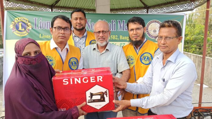নোয়াখালীতে অসহায় নারীদের স্বাবলম্বী করতে সেলাই মেশিন বিতরণ