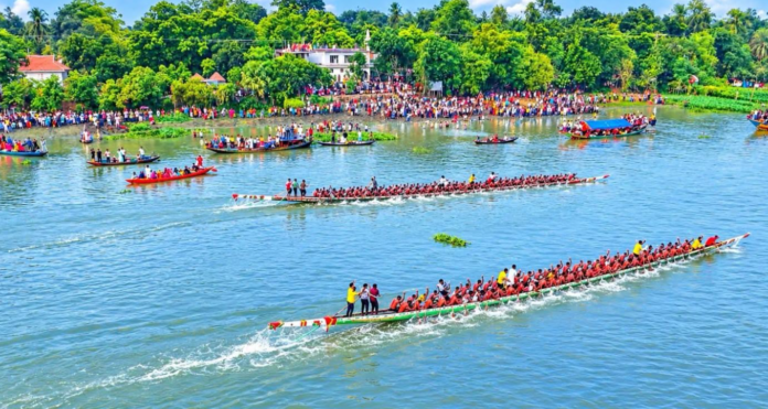 পানশী নৌকা বাইচ দেখতে গুমানি নদীর দুই পাড়ে অনেক দর্শকের ভীড়