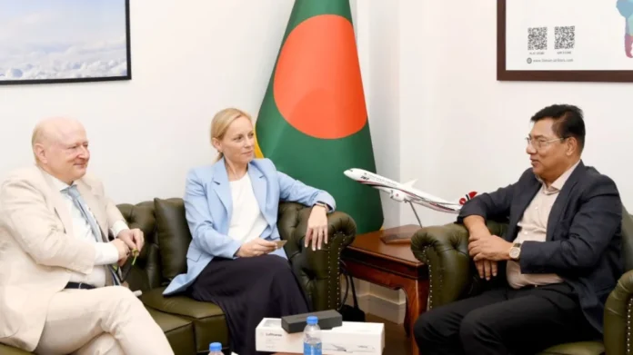 বাংলাদেশে নিযুক্ত জার্মান রাষ্ট্রদূত রুডিগার লটজের নেতৃত্বে লুফথানসার একটি প্রতিনিধিদল