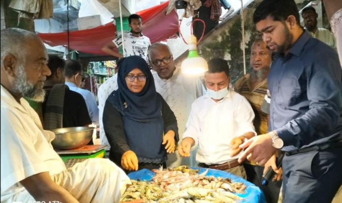 ঈশ্বরদীতে জেলি মেশানো চিংড়ি জব্দ, ব্যবসায়ীকে জরিমানা