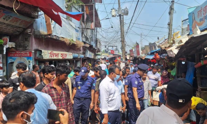 চান্দিনা বাজারে উপজেলা প্রশাসনের উচ্ছেদ অভিযান, ফুটপাত ও অবৈধ স্থাপনা উচ্ছেদ