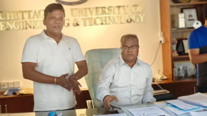 চুয়েটে শাটডাউন: ছাত্রদল নেতাদের সঙ্গে নিয়ে তালা ভেঙে নিজ দপ্তরে ঢুকলেন নতুন উপাচার্য